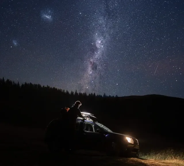 Foto de un coche por la noche